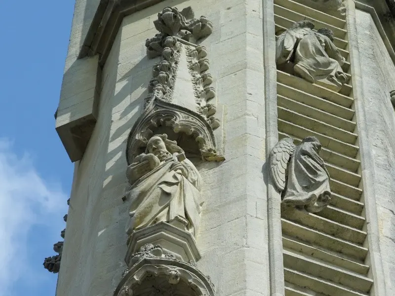 The front facade of Bath Abbey with angels climbing ladders