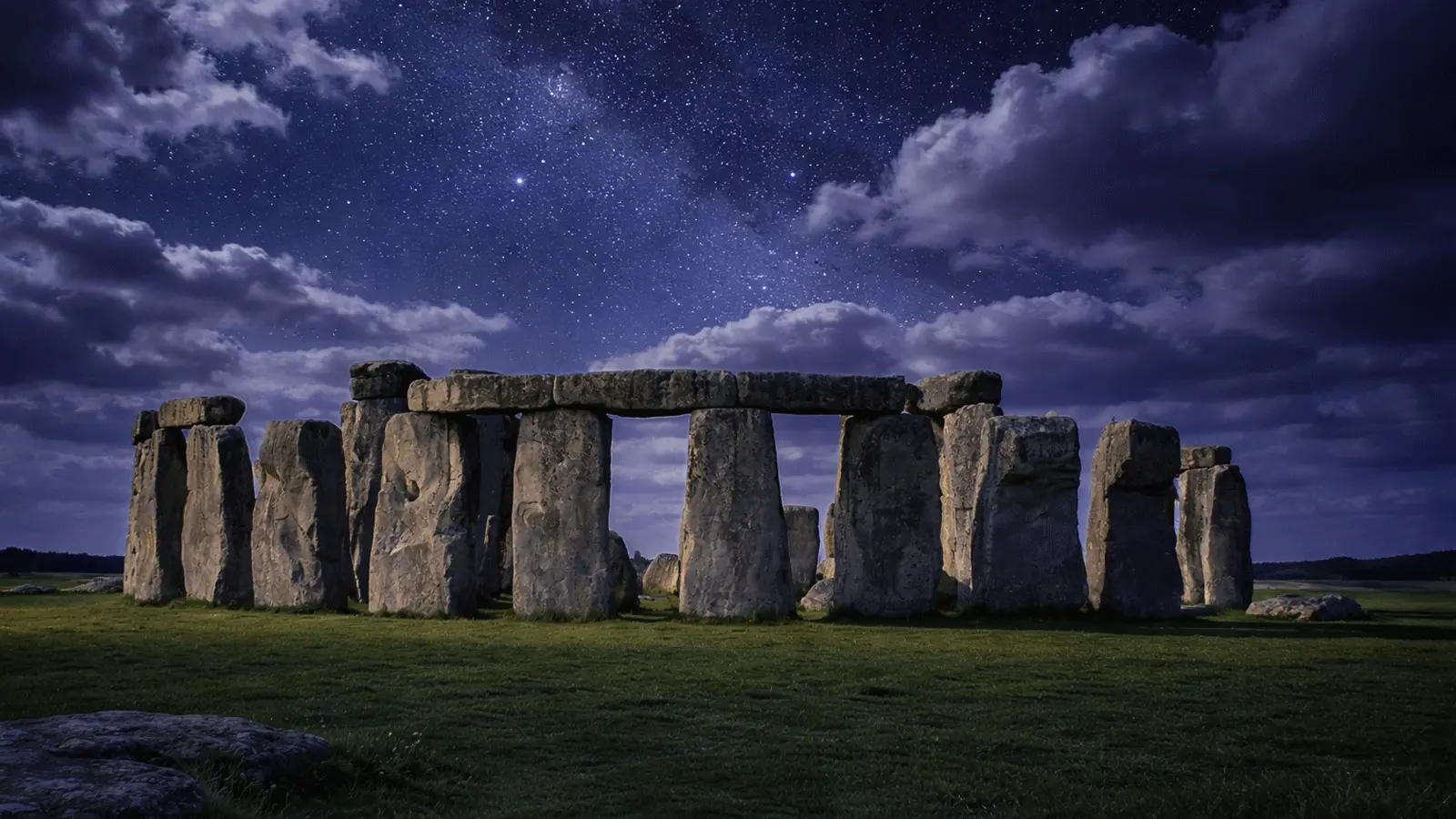 Stonehenge Travel Guide Banner showing the stones at sunset
