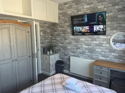 OYO Surf Shore Lodge offering affordable accommodation in Newquay.