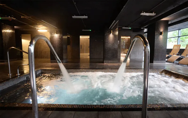 Waterside Hotel & Leisure Club offering accommodation in Didsbury, Manchester.