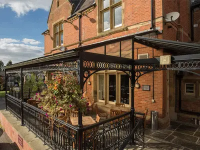Woodthorpe Hotel offering pub hotel accommodation near Heaton Park in Manchester.